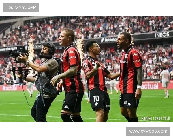 法甲尼斯队精彩斜传策动攻势罗萨里奥力压防线强势头球建功瞬间展