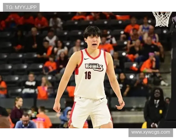 杨瀚森G联盟比赛三分球失误尴尬投篮竟然击中篮板侧沿引发笑声